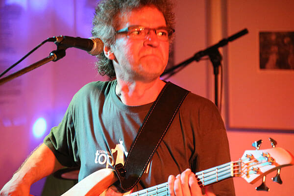 Der aufmerksame Bassist