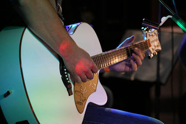Akustikgitarre live gespielt