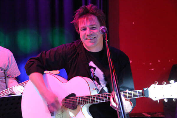 Lars – Gitarrist mit Akustikgitarre