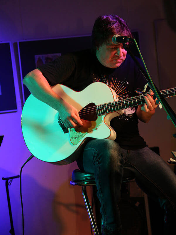 Lars mit seiner weißen Gretsch