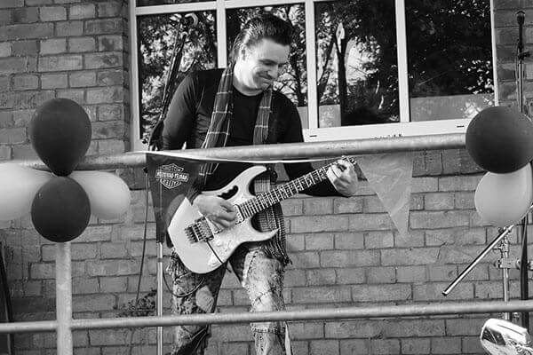 Lars mit E-Gitarre