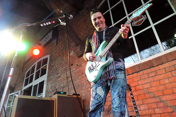 Lars mit E-Gitarren Setup