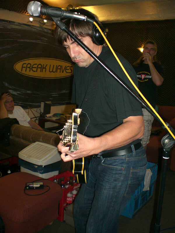 Lars beim Recording von Gitarren Tracks