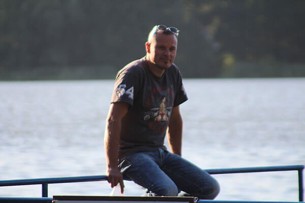 Mike (noch) entspannt am See.