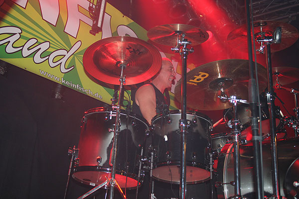 Am großen Drumset