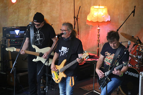 Die Freak Waves live mit E-Gitarren